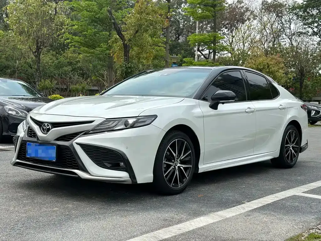 Toyota Camry — фото 1