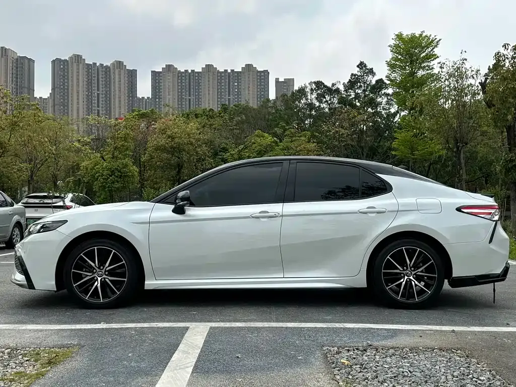 Toyota Camry — фото 3