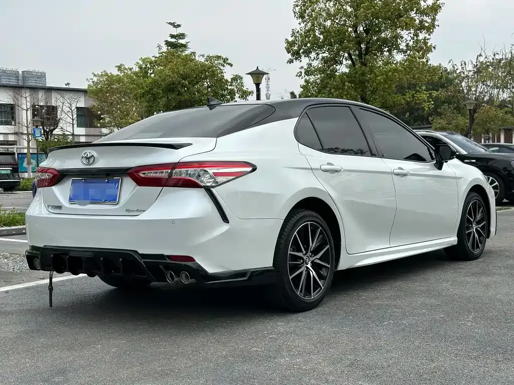 Toyota Camry — фото 6