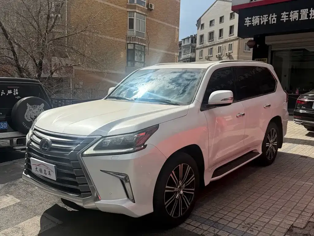 Lexus LX
