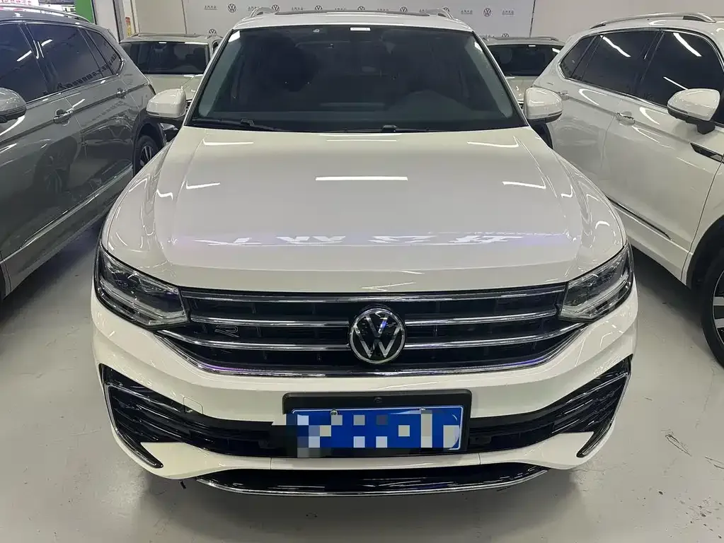 Volkswagen Tiguan L — фото 10