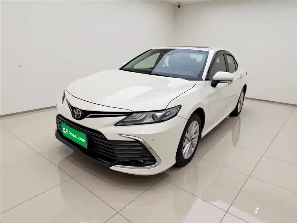 Toyota Camry — фото 1
