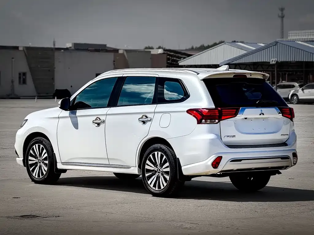 Mitsubishi Outlander — фото 5