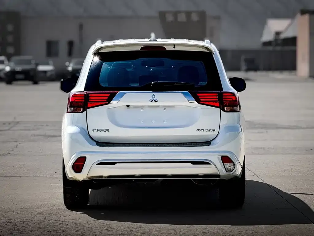 Mitsubishi Outlander — фото 2