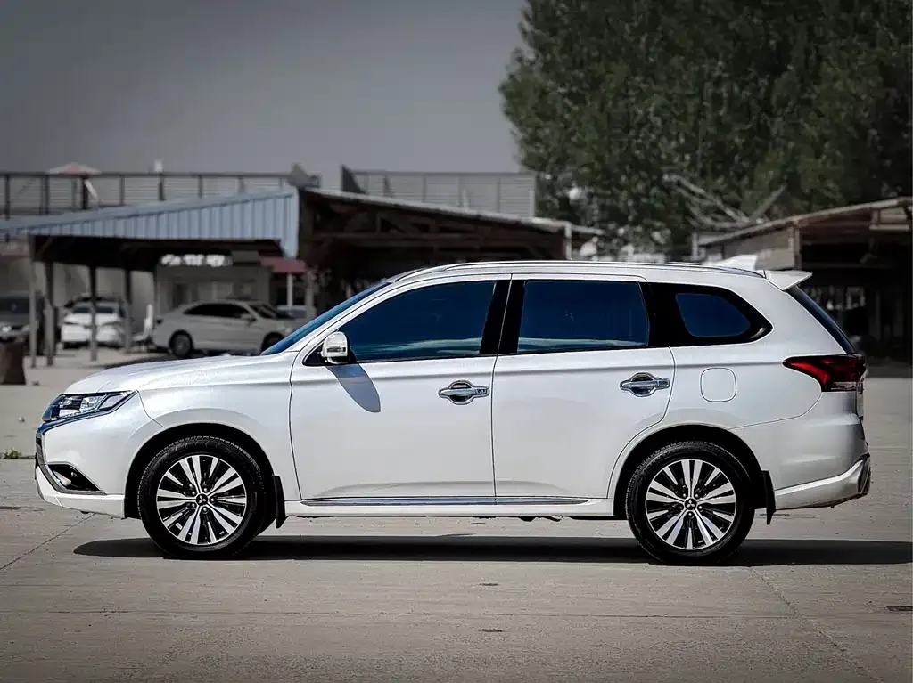 Mitsubishi Outlander — фото 7