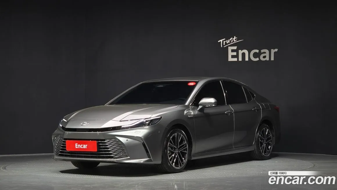 Toyota Camry 2.5 XLE Hybrid 1