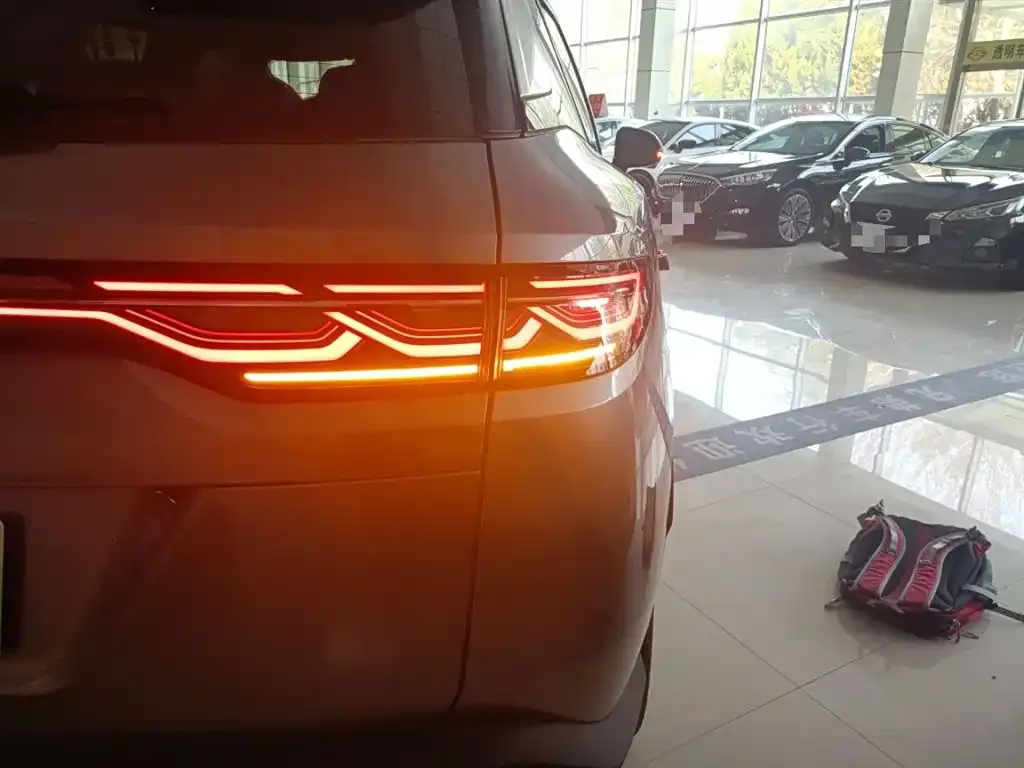 BYD L DM-i — фото 9