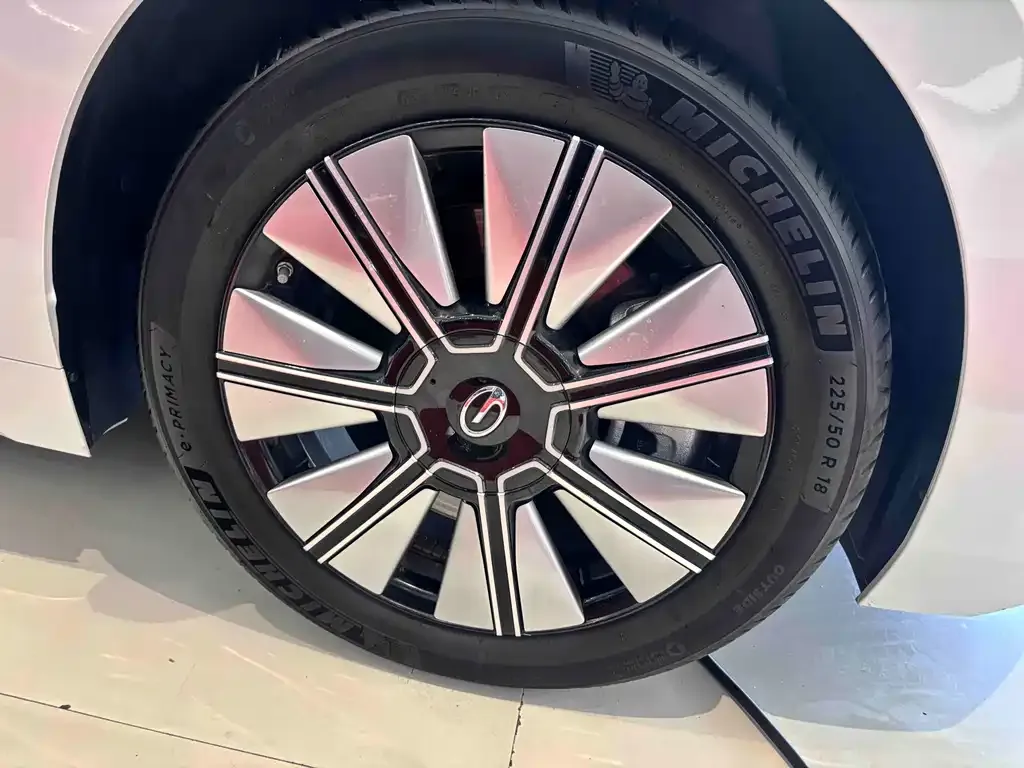 GAC Motor E8 Hybrid — фото 3