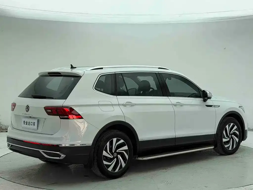 Volkswagen Tiguan L — фото 8