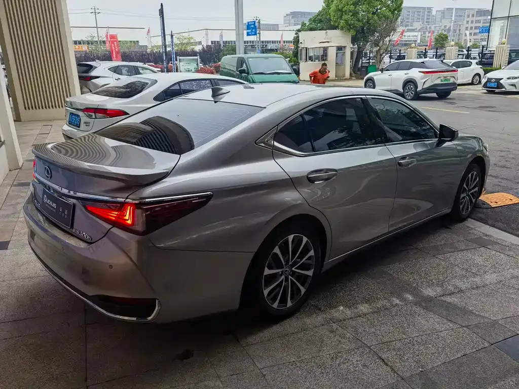 Lexus ES — фото 8
