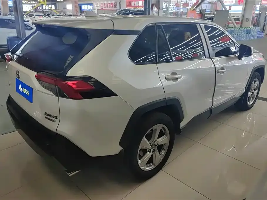 Toyota RAV4 — фото 7