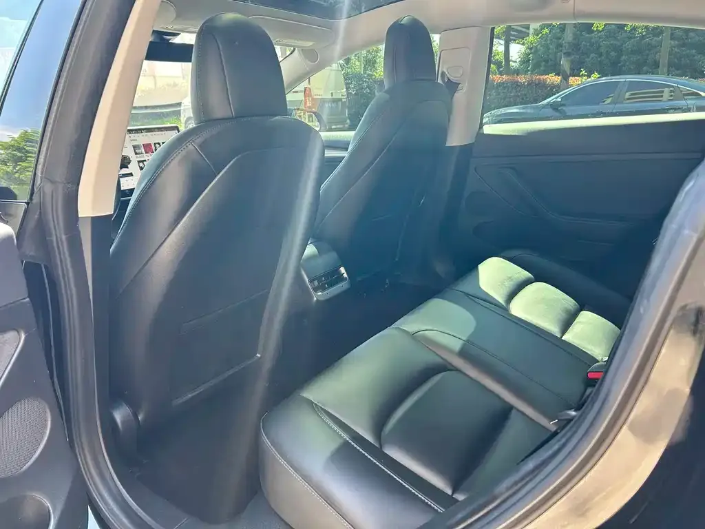 Tesla Model 3 — фото 3