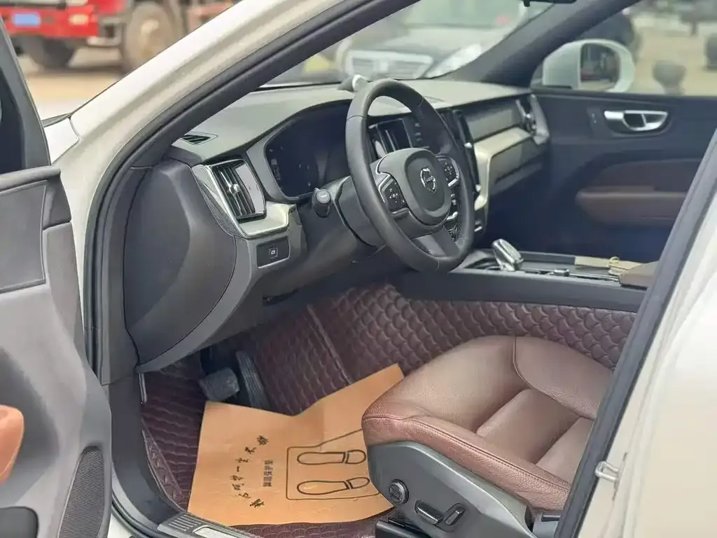 Volvo XC60 2023 из CN, фото 3
