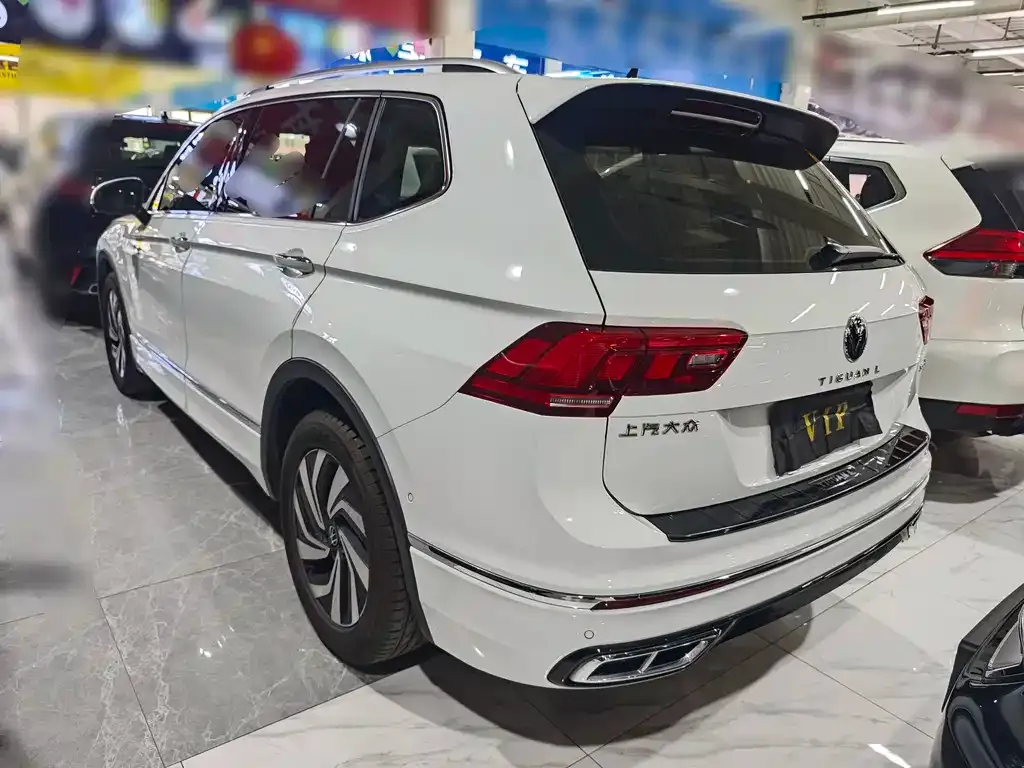 Volkswagen Tiguan L — фото 10