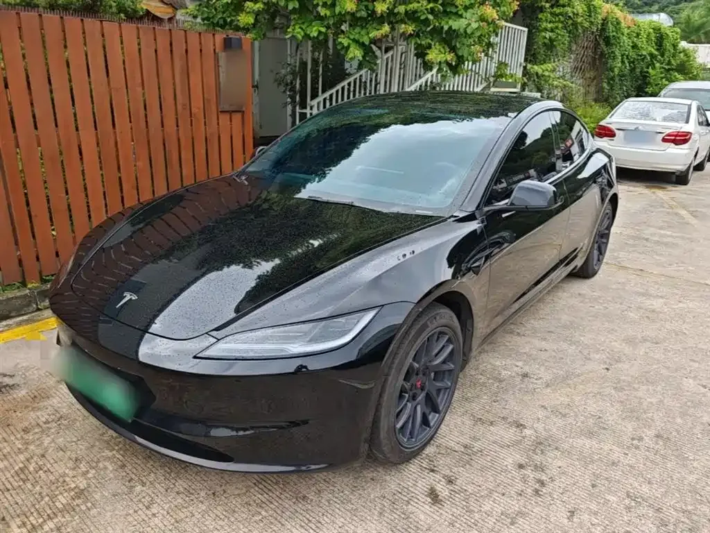 Tesla Model 3 — фото 1