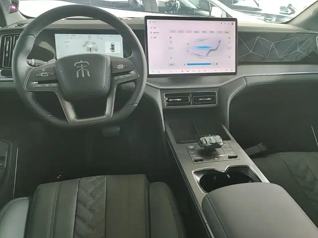 BYD L DM-i — фото 9