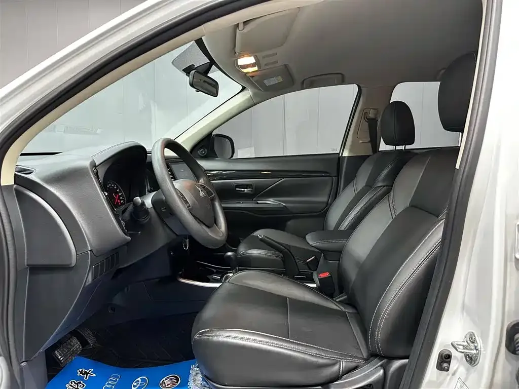 Mitsubishi Outlander 2023 из CN, фото 3