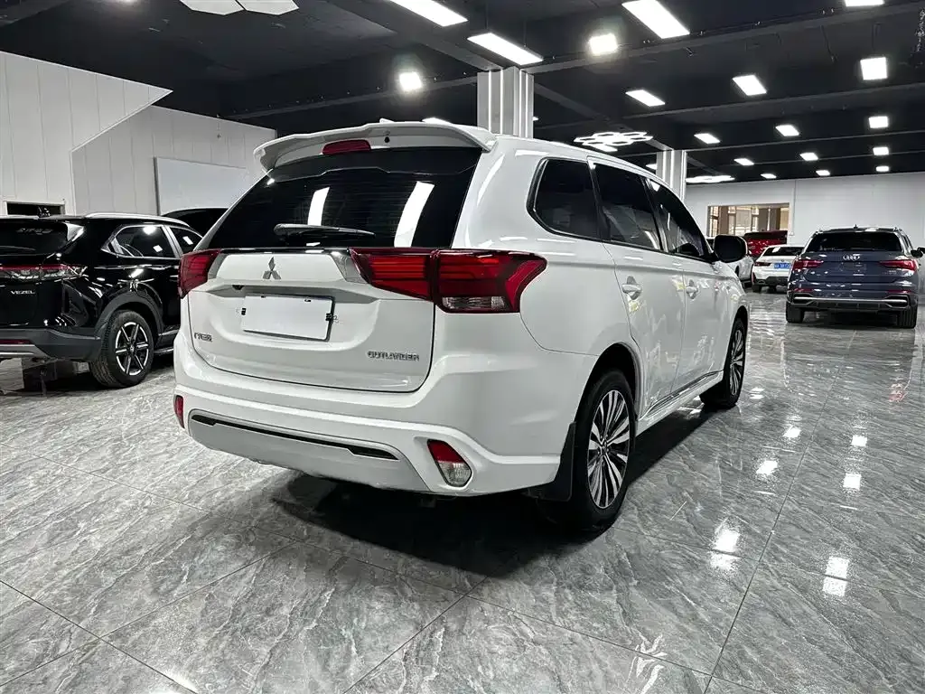 Mitsubishi Outlander 2023 из CN, фото 5