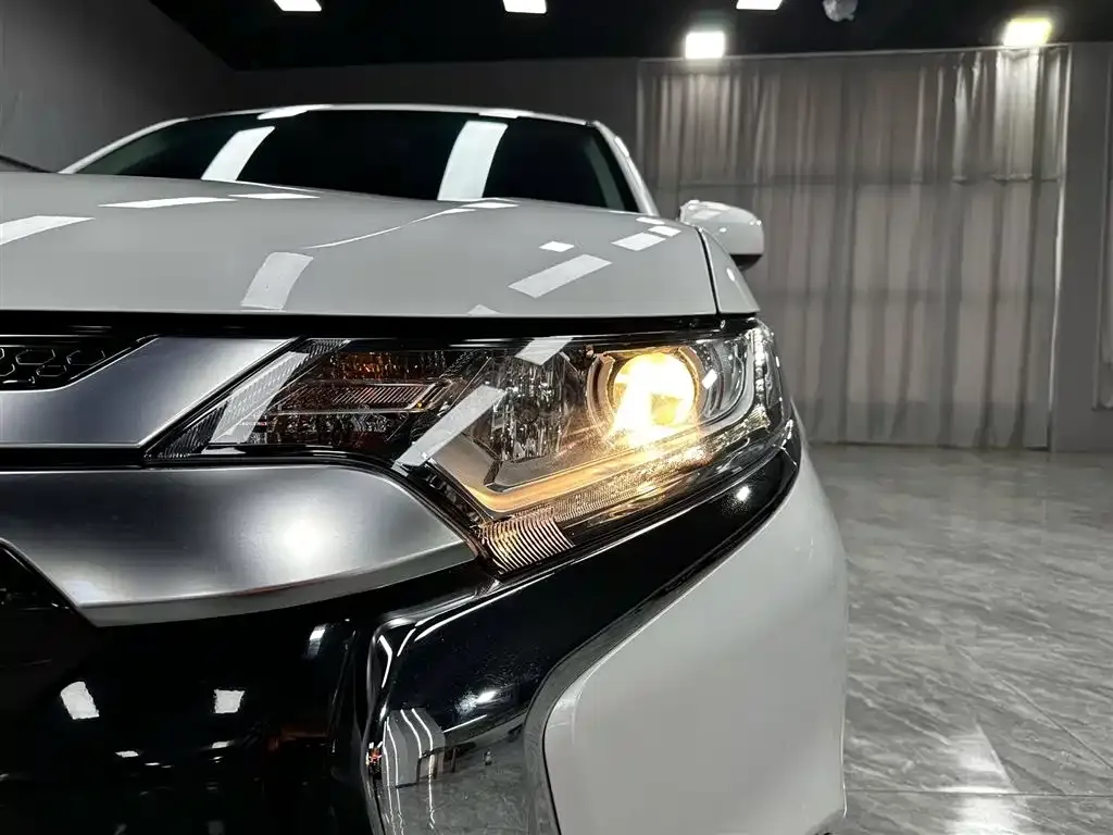 Mitsubishi Outlander 2023 из CN, фото 8