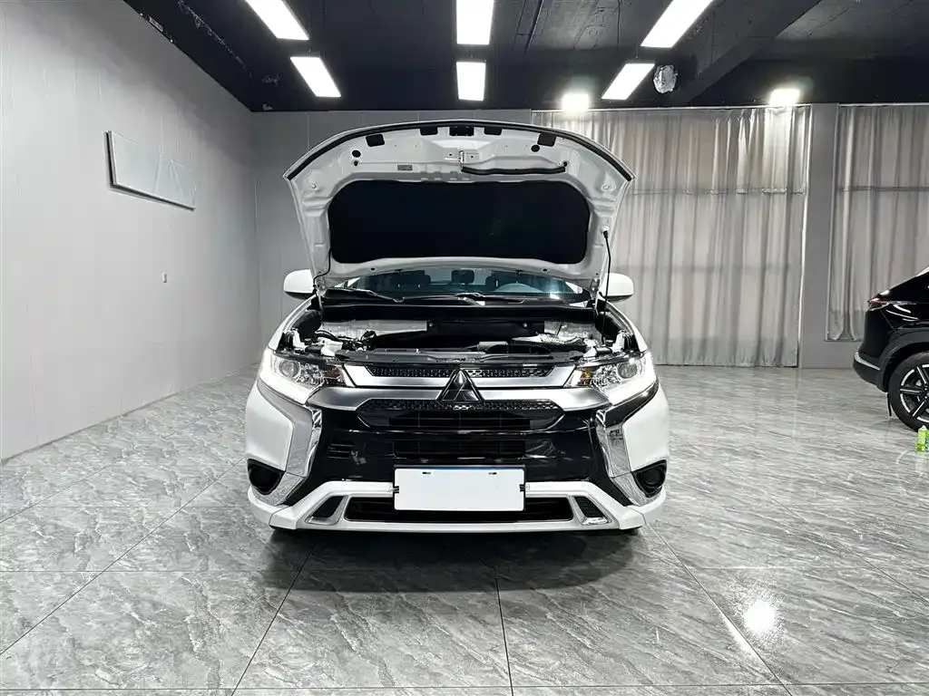 Mitsubishi Outlander 2023 из CN, фото 4