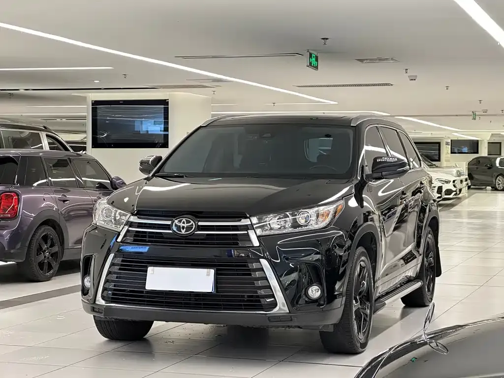 Toyota Highlander — фото 1