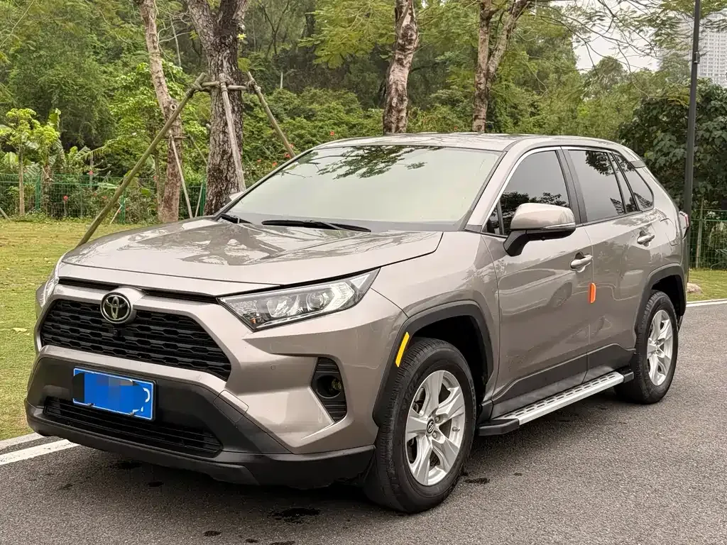 Toyota RAV4 — фото 1