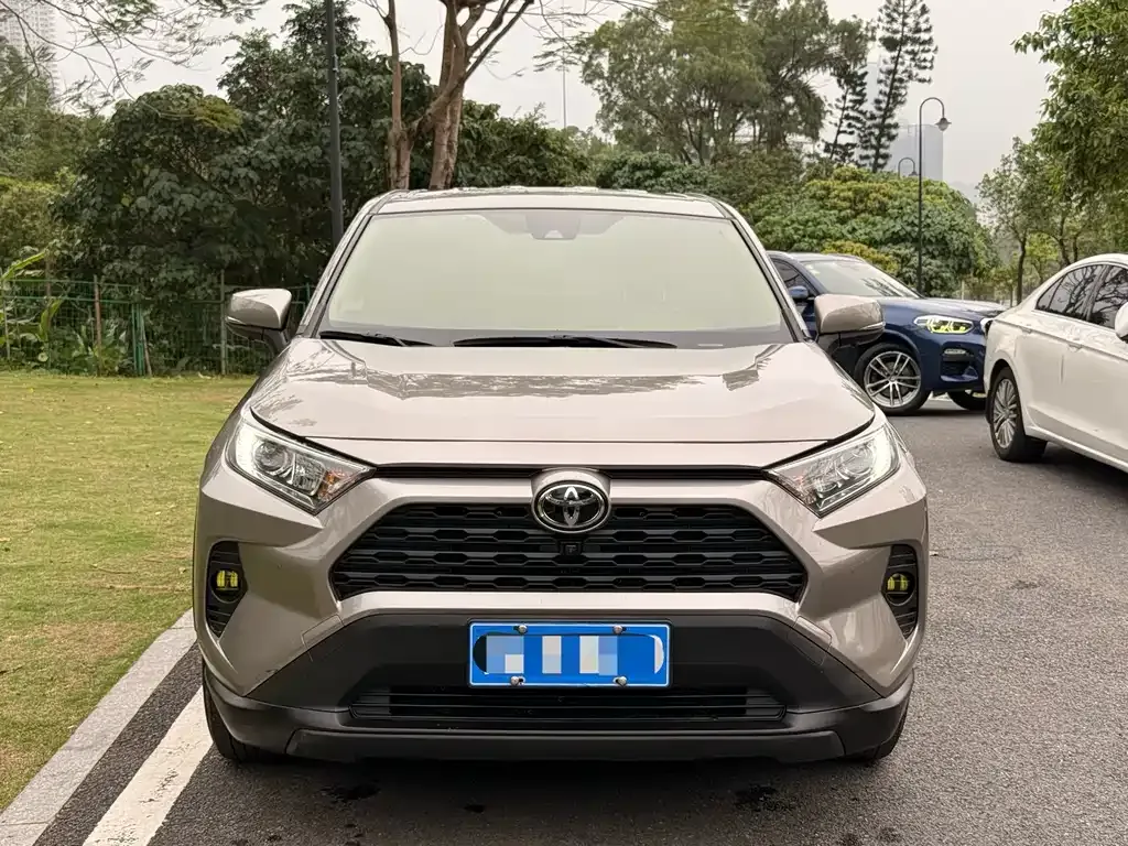 Toyota RAV4 — фото 7