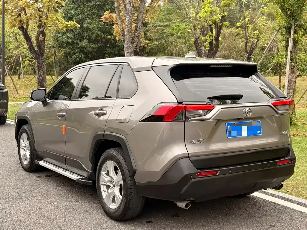 Toyota RAV4 — фото 9