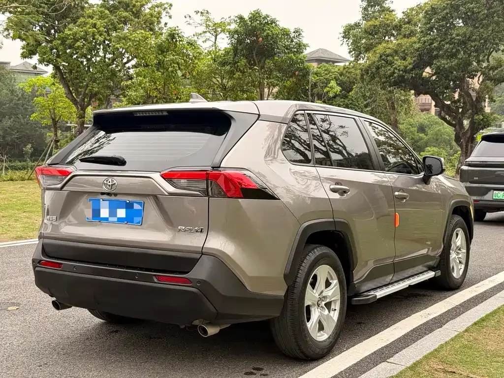 Toyota RAV4 — фото 8
