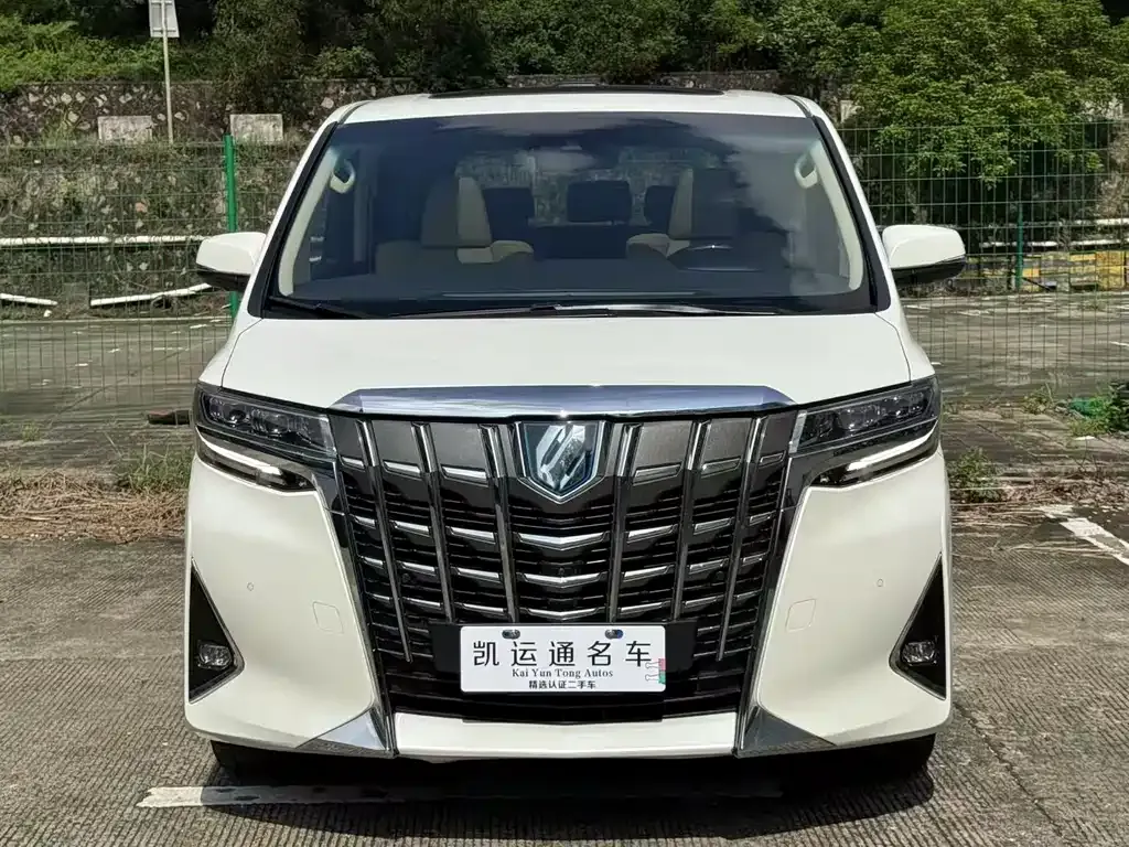 Toyota Alphard — фото 1