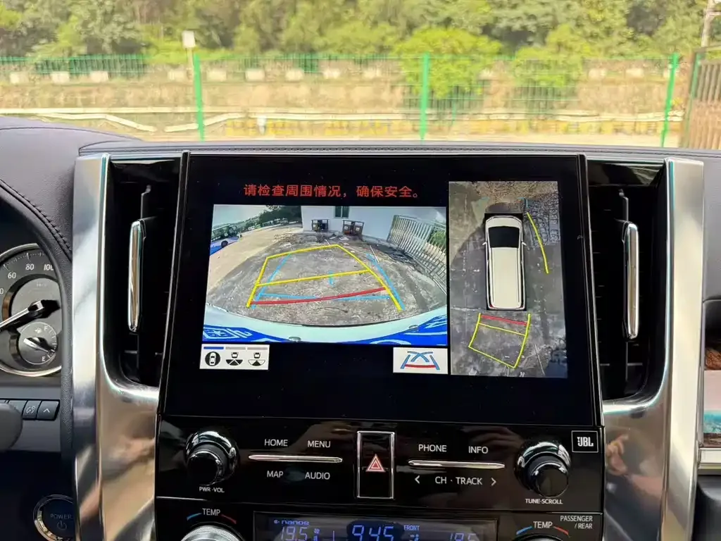 Toyota Alphard — фото 9