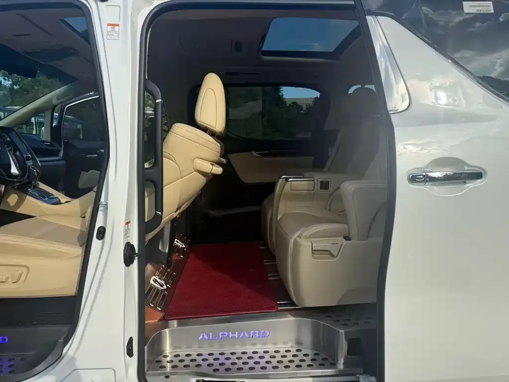 Toyota Alphard — фото 2