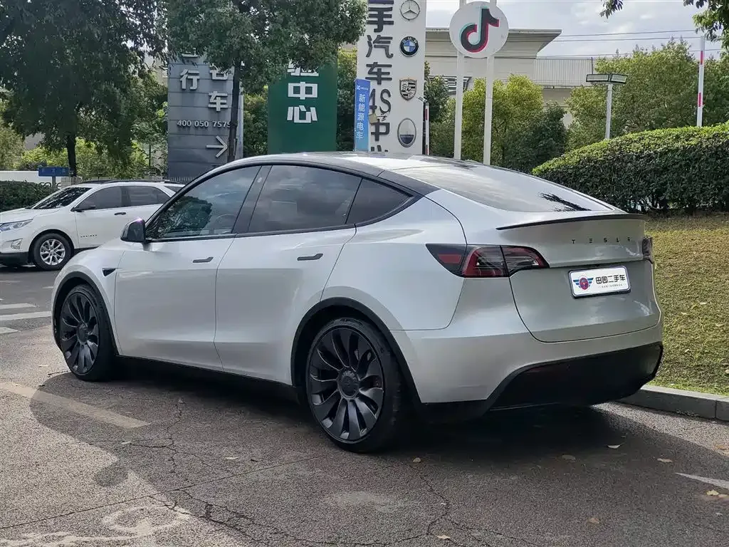 Tesla Model Y — фото 6