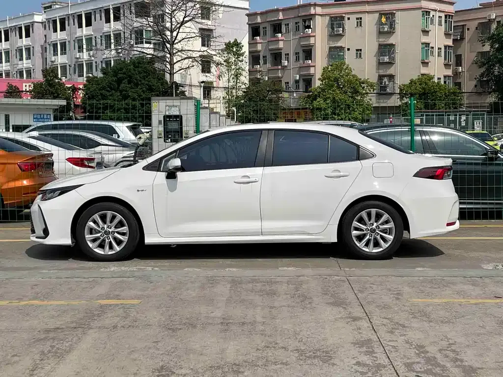 Toyota Corolla — фото 10