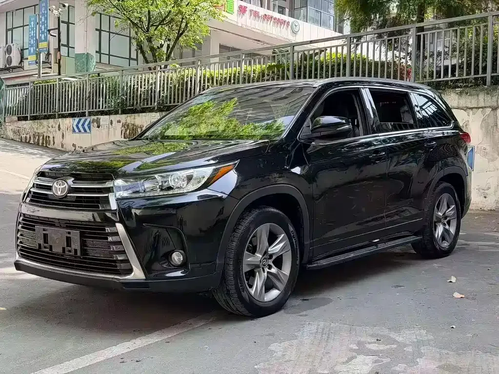Toyota Highlander — фото 1