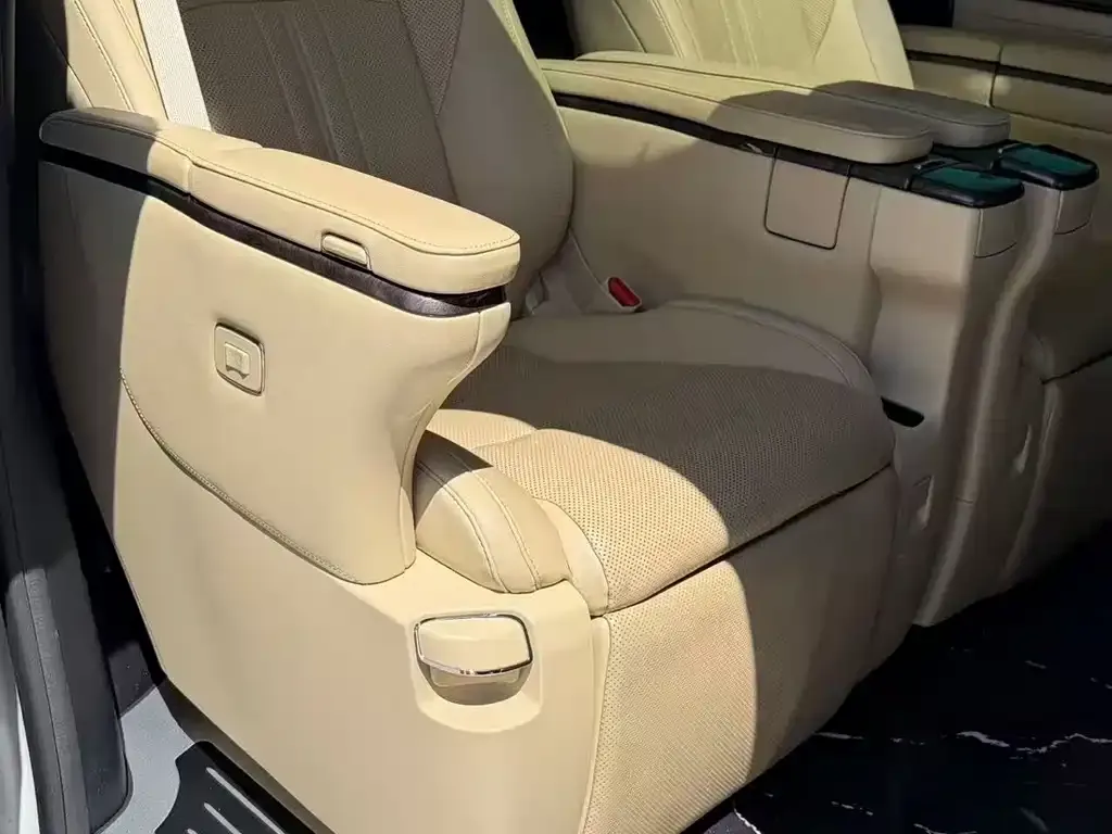 Toyota Alphard — фото 2