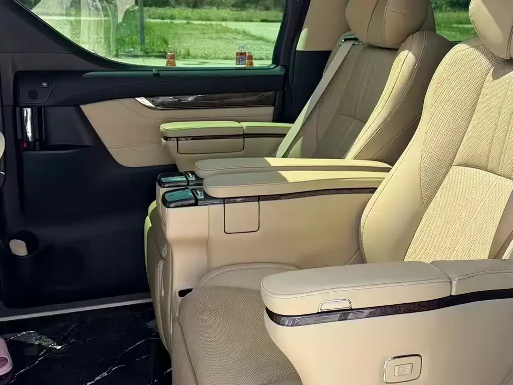 Toyota Alphard — фото 4