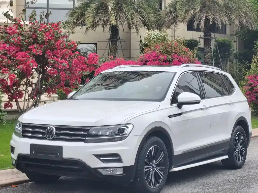 Volkswagen Tiguan L — фото 1