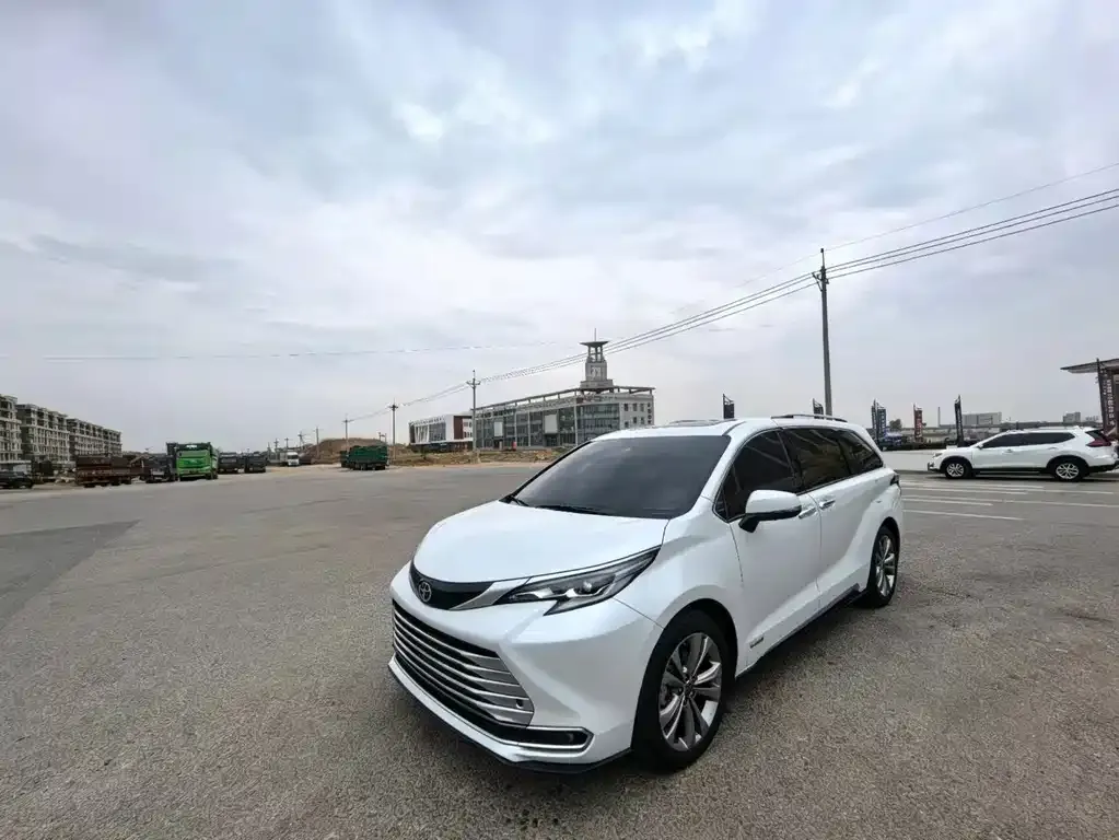 Toyota Sienna — фото 1