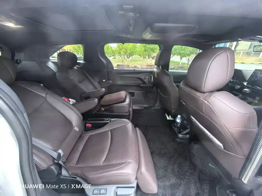 Toyota Sienna — фото 9