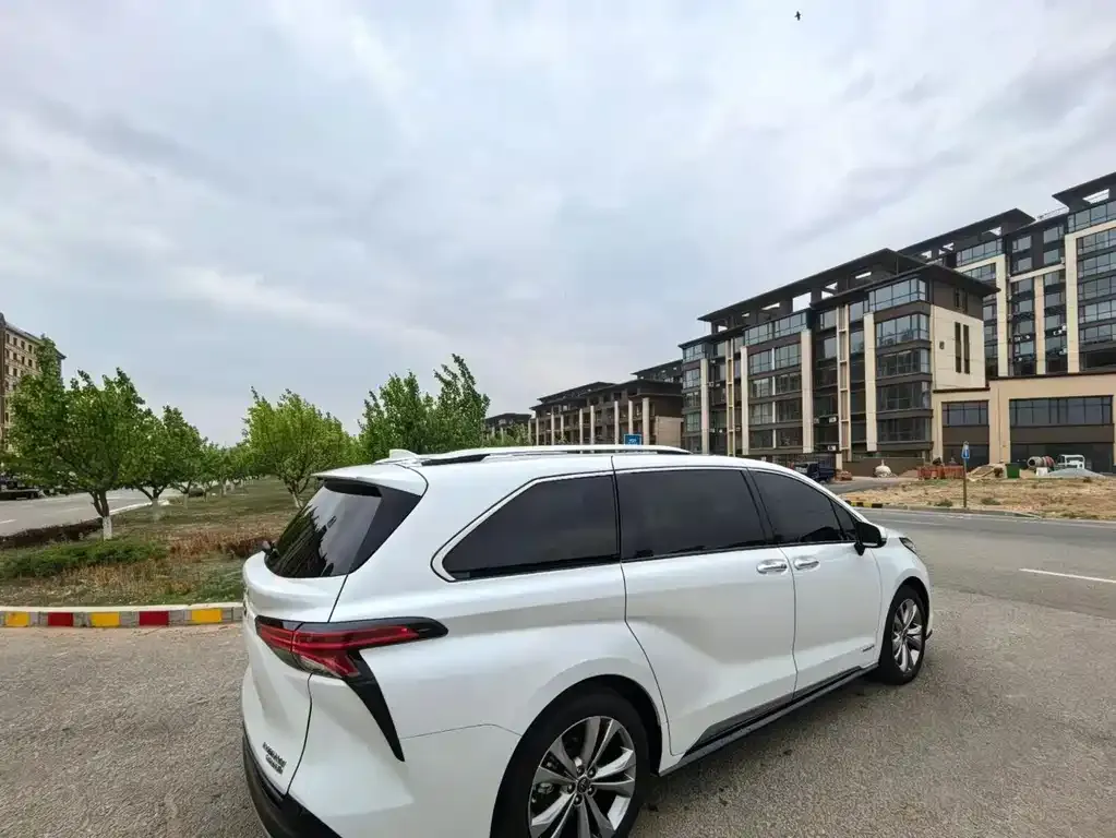 Toyota Sienna — фото 2