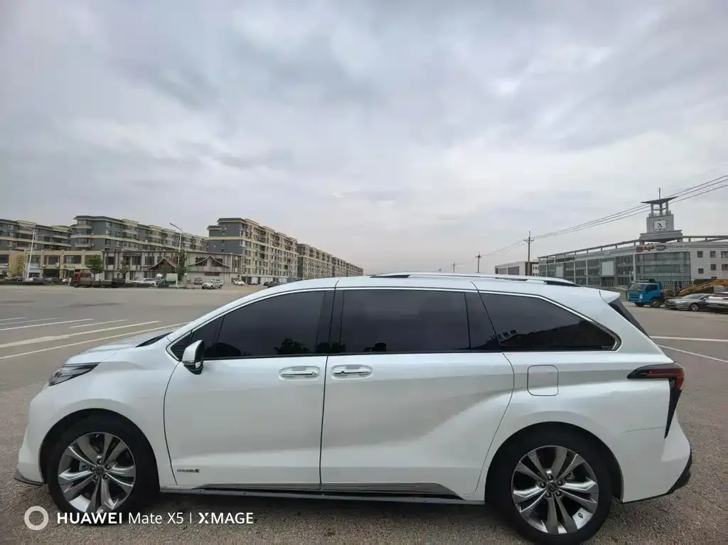 Toyota Sienna — фото 8