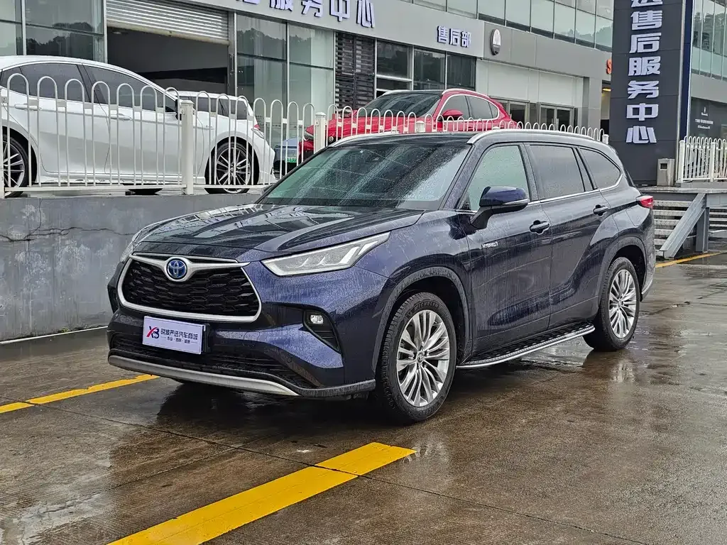 Toyota Highlander — фото 1