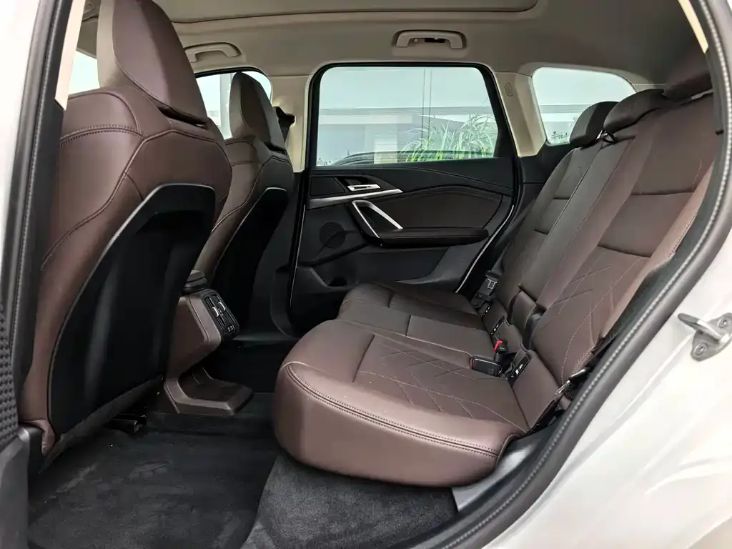 BMW iX1 2025 из CN, фото 3
