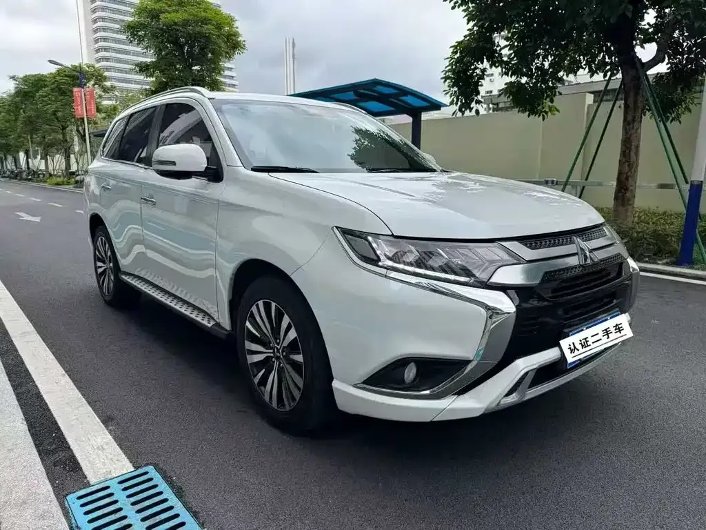 Mitsubishi Outlander — фото 7
