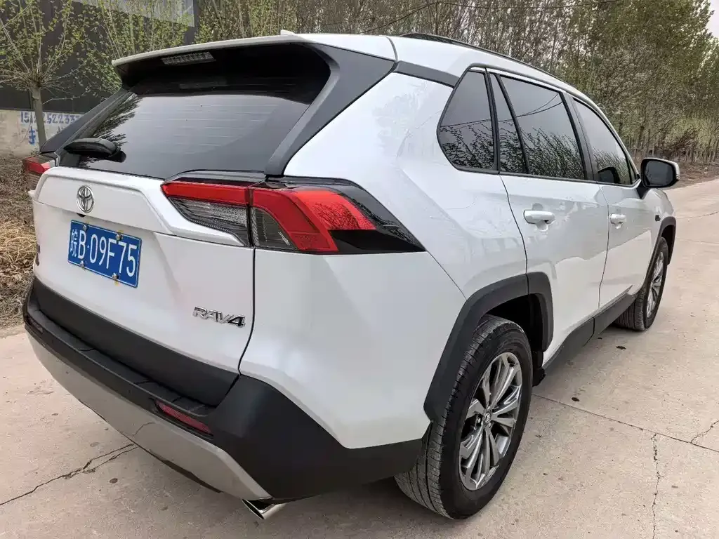 Toyota RAV4 — фото 2