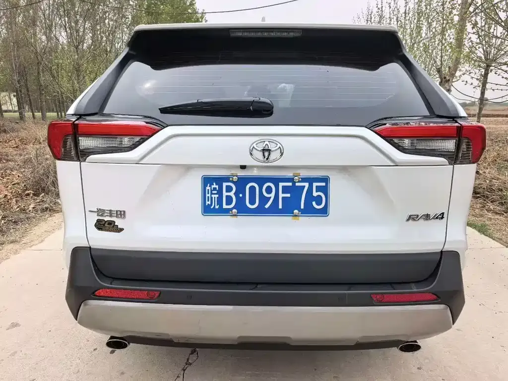 Toyota RAV4 — фото 4