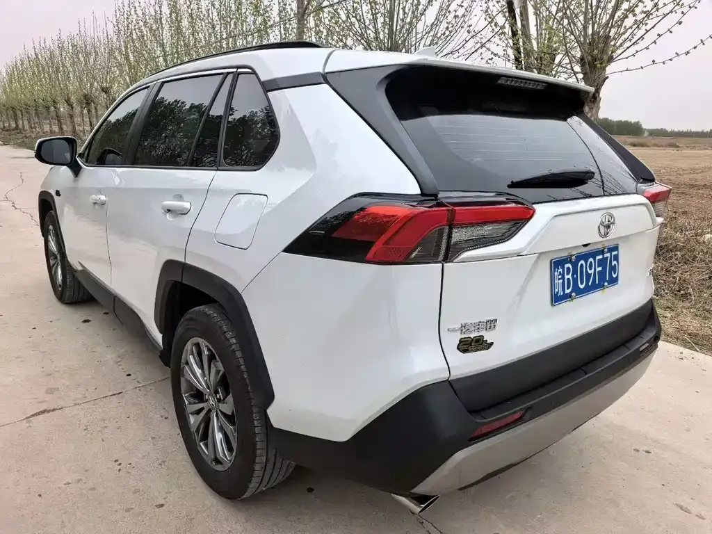 Toyota RAV4 — фото 8