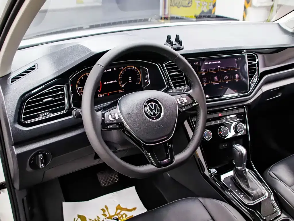 Volkswagen T-Roc — фото 6