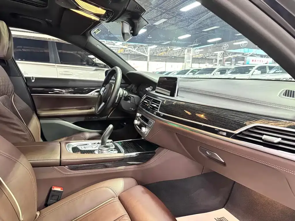 BMW 7 Series 2021 из CN, фото 2